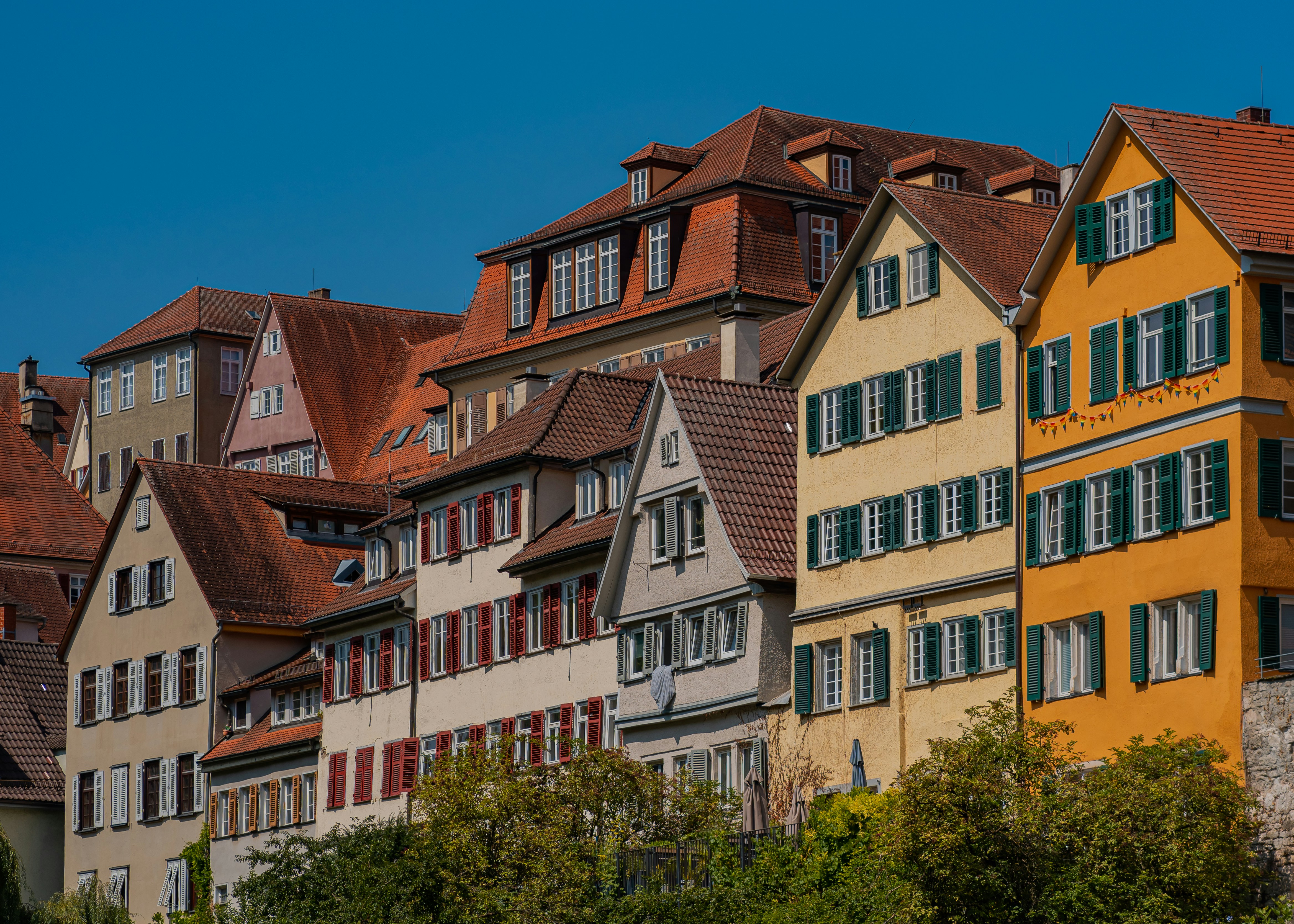 Historische Häuserzeile mit roten Dächern in Reutlingen