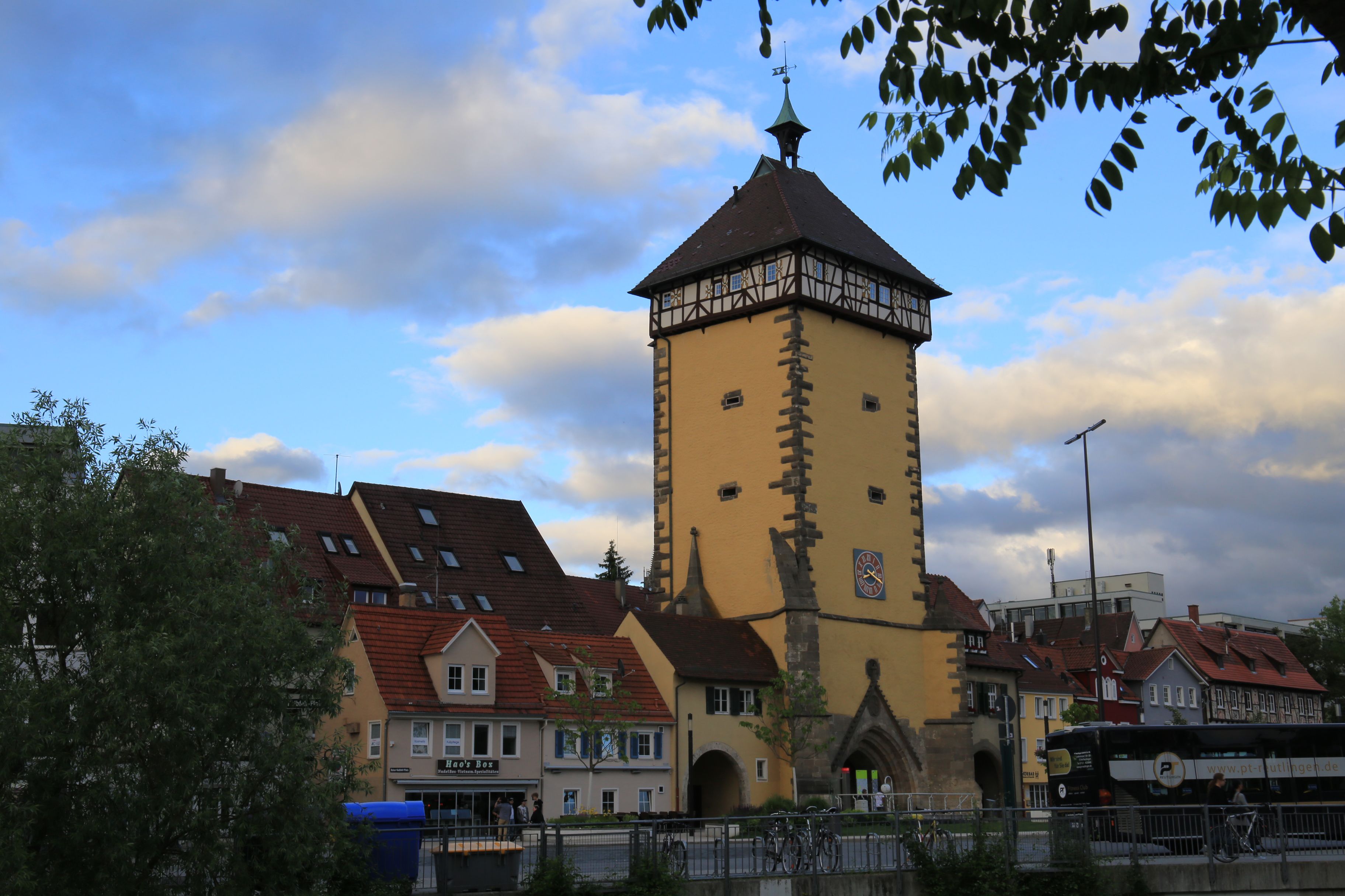 Historischer Turm mit roten Dächern und Stadthäusern in Reutlingen